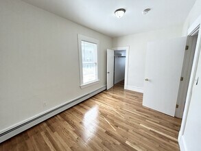 11 Elder St, Unit 2 in Boston, MA - Foto de edificio - Building Photo