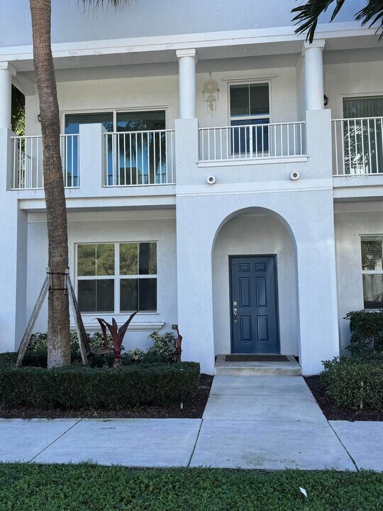 1241 Via de Fossi in Boynton Beach, FL - Building Photo