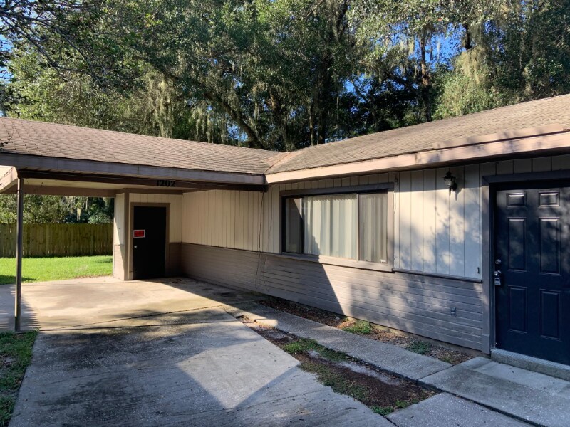 1202 E 11th Ave in Mount Dora, FL - Foto de edificio