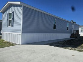 549 Suwanee Dr in North Fort Myers, FL - Building Photo