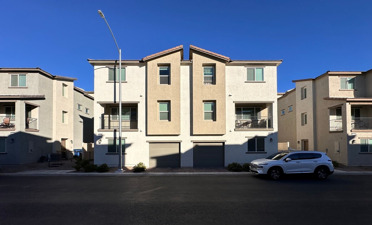 6956 Midnight Bronze St in North Las Vegas, NV - Building Photo