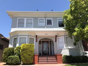 3839 Park Blvd in Oakland, CA - Foto de edificio - Building Photo