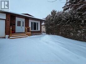336 Tulip Crescent in Ottawa, ON - Building Photo