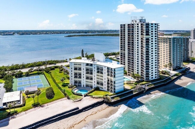 5400 N Ocean Dr, Unit 7B in Riviera Beach, FL - Foto de edificio - Building Photo
