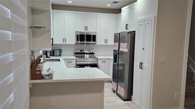 714 NW 170th Ter in Pembroke Pines, FL - Building Photo - Building Photo