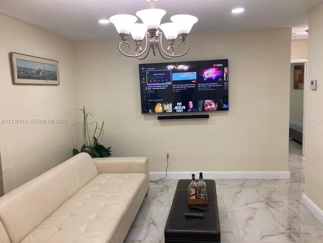 457 NE 140th St in North Miami, FL - Foto de edificio - Building Photo