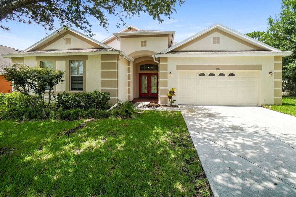 4341 Larkenheath Dr in Spring Hill, FL - Foto de edificio