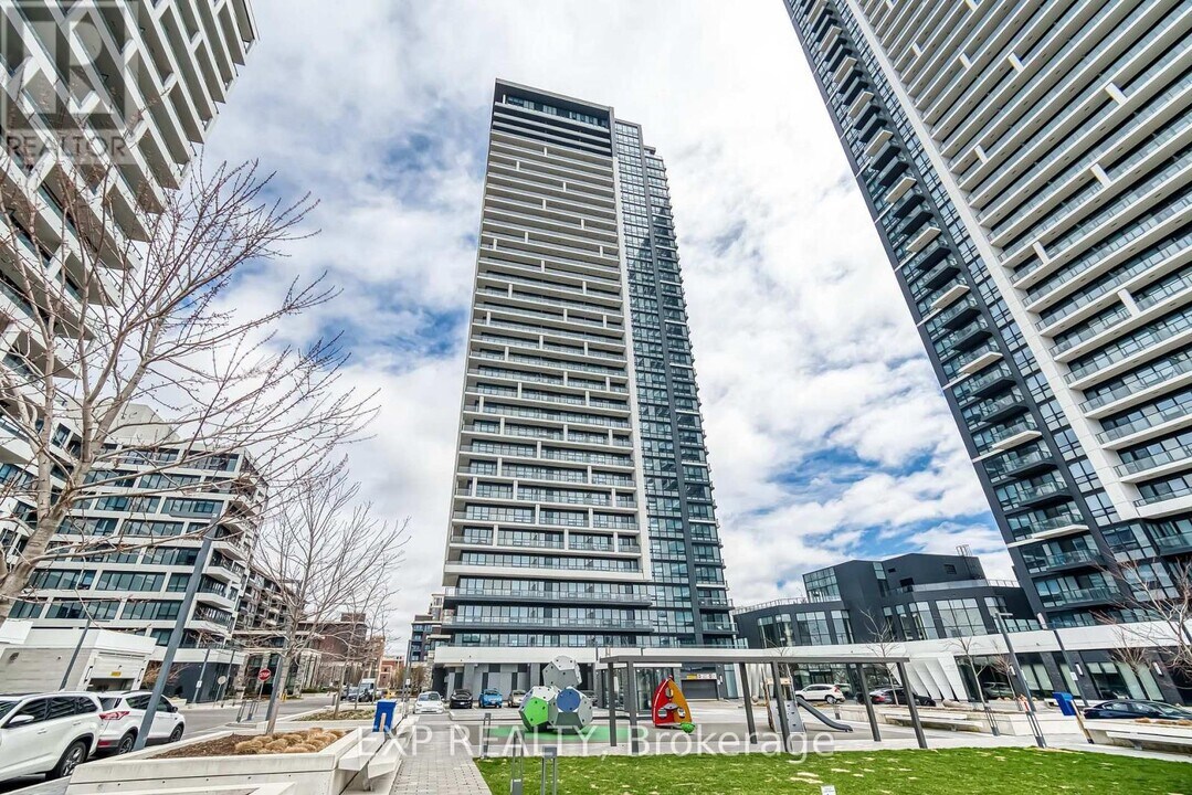 18 Water Walk Dr in Markham, ON - Building Photo