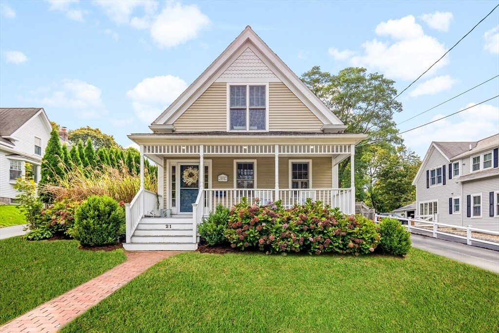 21 Hersey St in Hingham, MA - Building Photo