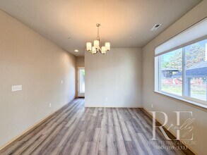 1060 Banyan St in Bremerton, WA - Building Photo - Building Photo