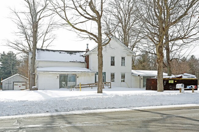5527 Lapeer Rd in Kimball Township, MI - Foto de edificio - Building Photo