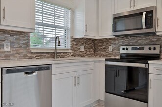 10706 Pearl Bay Cir in Estero, FL - Building Photo - Building Photo