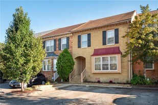 670 Lord Dunmore Dr in Virginia Beach, VA - Building Photo