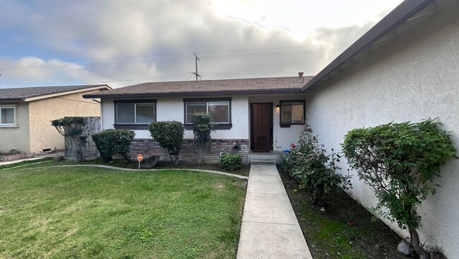 2004 Robbie Ave in Modesto, CA - Foto de edificio - Building Photo