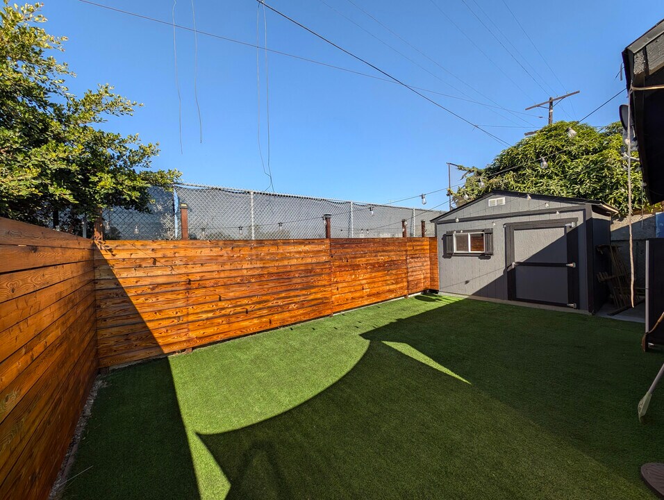 219 E 59th Pl in Los Angeles, CA - Building Photo