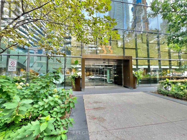 33 Charles St E in Toronto, ON - Building Photo - Building Photo