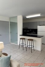 465 S Royal Poinciana Blvd in Miami Springs, FL - Foto de edificio - Building Photo