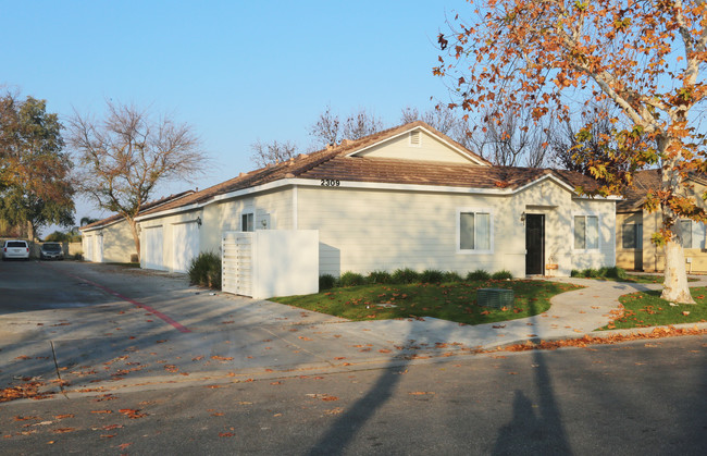 Liberty Park Apartments in Bakersfield, CA - Foto de edificio - Building Photo