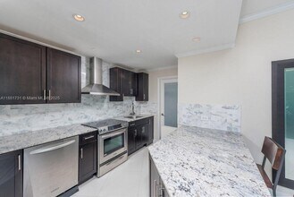 300 South Pointe Dr in Miami Beach, FL - Building Photo - Building Photo