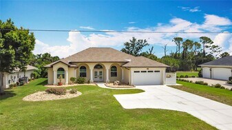 613 Boundary Blvd, Unit 609 in Rotonda West, FL - Building Photo