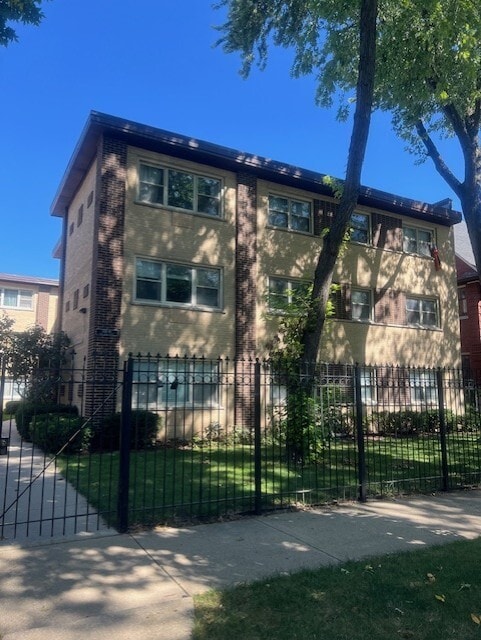 property at 1538 W Chase Ave