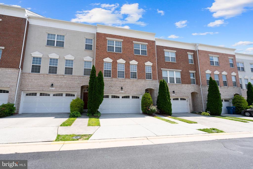 22672 Flowing Spring Square in Ashburn, VA - Building Photo