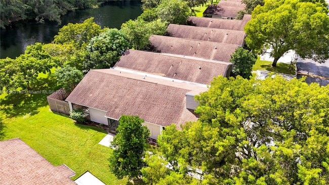 570 Woodgate Cir in Sunrise, FL - Building Photo - Building Photo