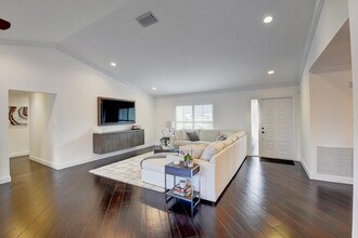 5075 Marina Cir in Boca Raton, FL - Building Photo - Building Photo