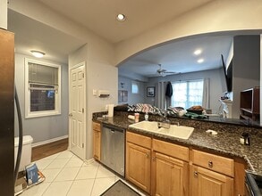3517 N Fremont St, Unit G08C in Chicago, IL - Foto de edificio - Building Photo