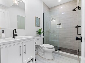 566 Dorchester Ave in Boston, MA - Foto de edificio - Building Photo