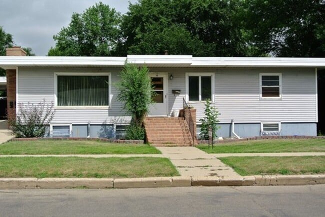 12 University Ave W in Minot, ND - Building Photo - Building Photo