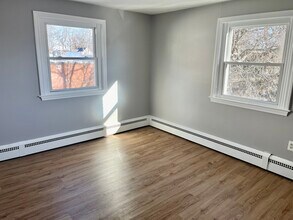 4 Nesbit Ave, Unit B4 in West Hartford, CT - Foto de edificio - Building Photo