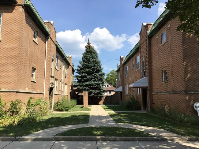 2023 N Lavergne Ave in Chicago, IL - Building Photo
