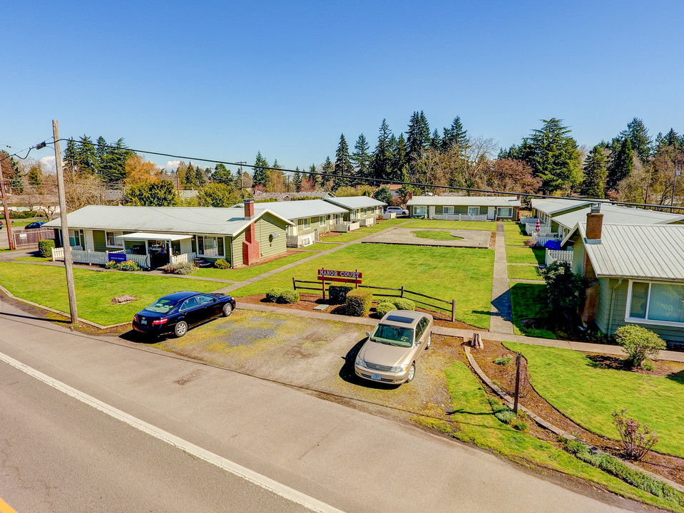 Manor Court in Milwaukie, OR - Building Photo