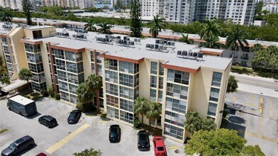 200 172nd St in Sunny Isles Beach, FL - Building Photo - Building Photo