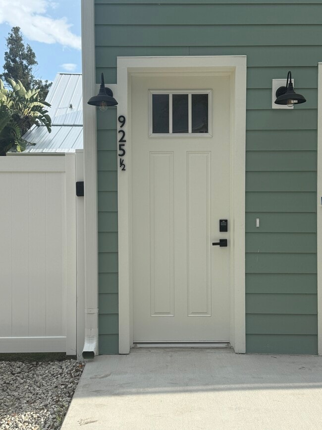 925 24th Ave N, Unit Half in St. Petersburg, FL - Building Photo - Building Photo