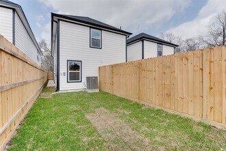 8128 Sterlingshire St in Houston, TX - Foto de edificio - Building Photo