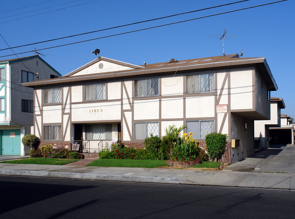 11933 Grevillea Ave in Hawthorne, CA - Building Photo