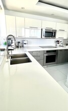 1000 Venetian Way, Unit 1012 in Miami Beach, FL - Building Photo - Building Photo