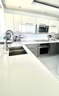 1000 Venetian Way, Unit 1012 in Miami Beach, FL - Building Photo - Building Photo