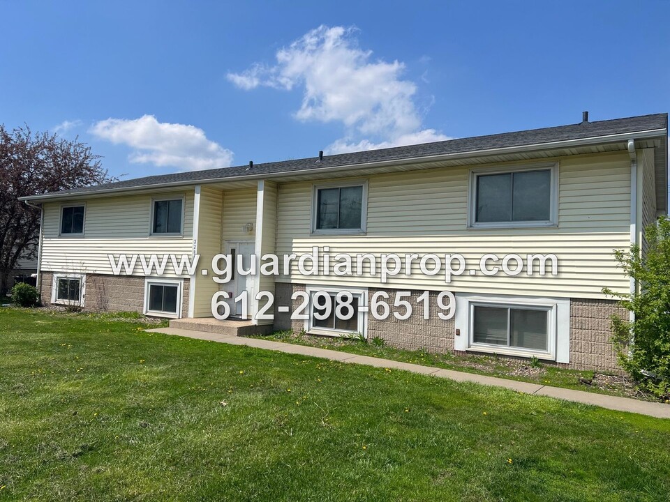 2289 11th Ave E in North St. Paul, MN - Foto de edificio