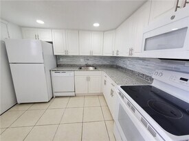 9357 SW 77th Ave, Unit 5-233 in Miami, FL - Building Photo