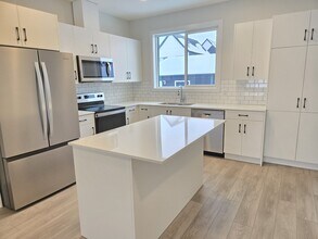 8115 Lois Argue Rd in Edmonton, AB - Building Photo - Building Photo