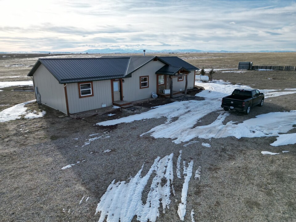 26 Basin Acres Rd in Shawmut, MT - Building Photo