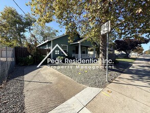 5850 Broadway in Sacramento, CA - Building Photo - Building Photo