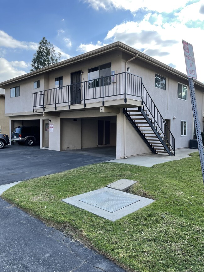 1063 W Calle del Sol, Unit 4 in Azusa, CA - Foto de edificio - Building Photo