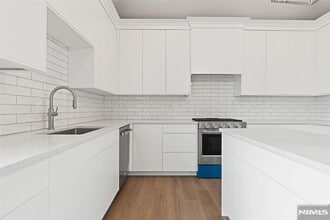 445 Ramapo Valley Rd in Oakland, NJ - Foto de edificio - Building Photo