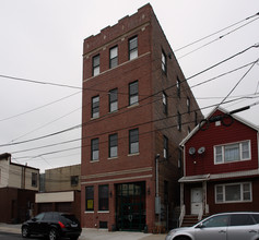 9 E 18th St in Bayonne, NJ - Building Photo - Building Photo