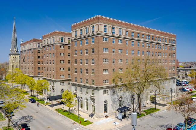 The Astor Hotel Apartments in Milwaukee, WI - Foto de edificio - Building Photo