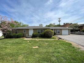 1604 A E 9th St in Hopkinsville, KY - Building Photo